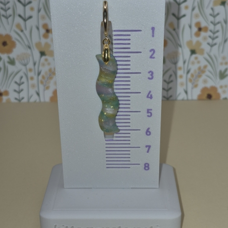 Handgefertigte Wellen-Ohrringe in Apatit-Optik – Polymer Clay