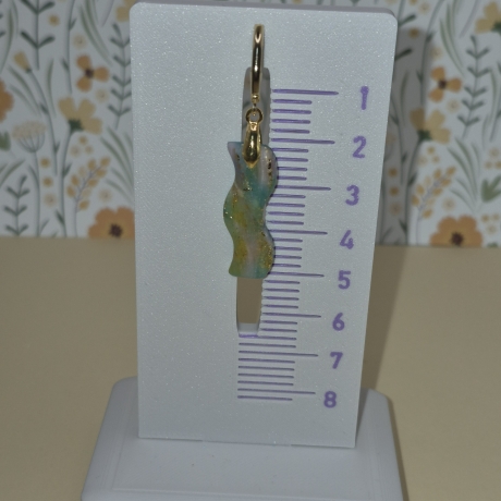 Handgefertigte Wellen-Ohrringe in Apatit-Optik – Polymer Clay