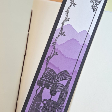 Lesezeichen: Linoldruck auf Aquarell aus Rotwein