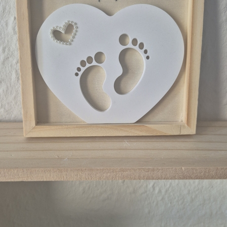Herz mit Babyfüschen im Bilderrahmen