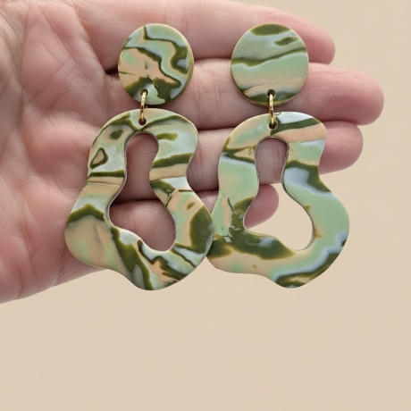 Auffälliger Ohrhänger im Statement-Stil, grün, beige, apricot