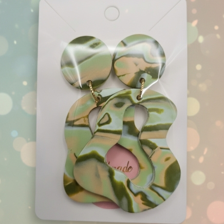 Auffälliger Ohrhänger im Statement-Stil, grün, beige, apricot