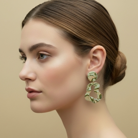 Auffälliger Ohrhänger im Statement-Stil, grün, beige, apricot