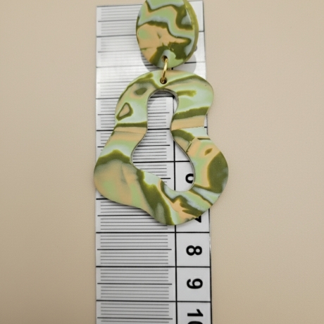 Auffälliger Ohrhänger im Statement-Stil, grün, beige, apricot