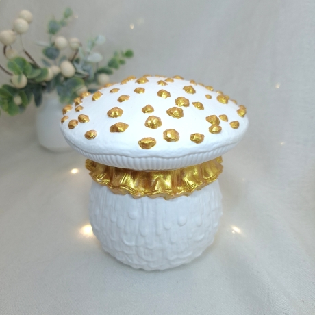 weiße Fliegenpilz-Dose mit goldenen Akzenten
