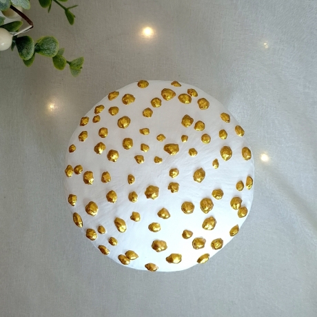 weiße Fliegenpilz-Dose mit goldenen Akzenten