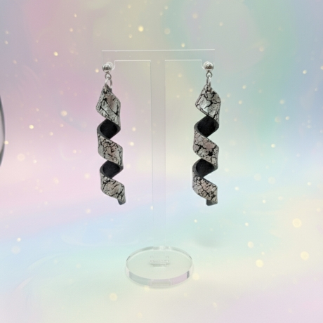 Eleganter spiralförmiger Ohrring in schwarz-silber gehalten