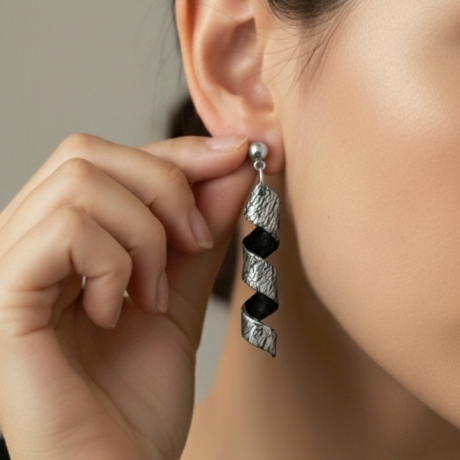 Eleganter spiralförmiger Ohrring in schwarz-silber gehalten