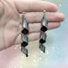 Eleganter spiralförmiger Ohrring in schwarz-silber gehalten
