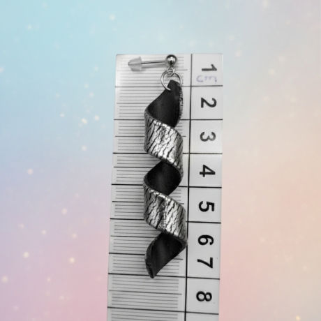 Eleganter spiralförmiger Ohrring in schwarz-silber gehalten