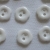 weißer 2-Loch-Knopf in Blütenform - 11 mm Durchmesser