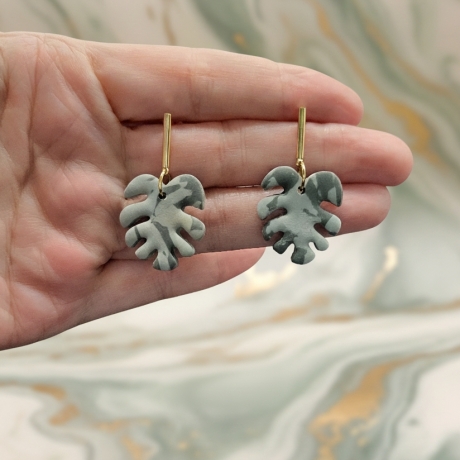 Exklusive Monstera-Ohrringe marmoriert