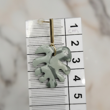 Exklusive Monstera-Ohrringe marmoriert