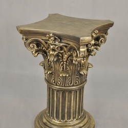 Wunderschöne, reich verzierte griechische Säule. 78 cm.