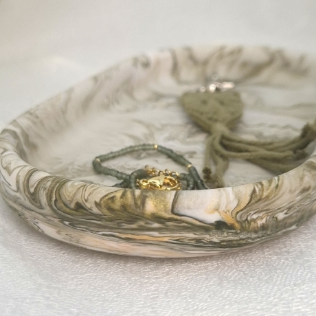Dunkelgrün marmoriertes Tablett mit goldenen Akzenten