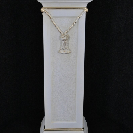 Säule mit Schnur verziert. 75 cm. Schöne Dekoration.