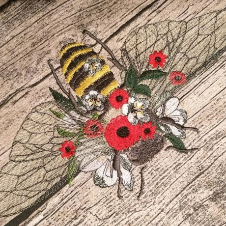 Biene Stickdatei Florales Sommermotiv mit Blüten & feinen Details