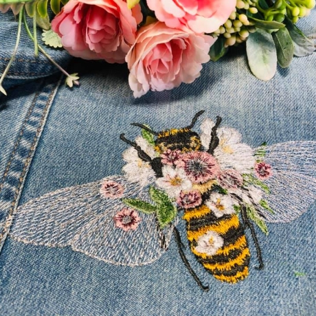 Biene Stickdatei Florales Sommermotiv mit Blüten & feinen Details
