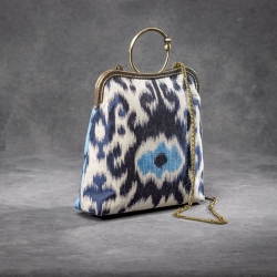 Handgemachte Ikat-Tasche – Blau/Weiß mit Goldring-Griff