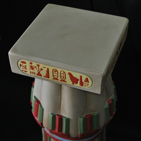 Hohe ägyptische Säule. Schöne Dekoration. 93 cm.