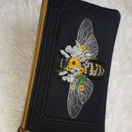 Biene Stickdatei Florales Sommermotiv mit Blüten & feinen Details