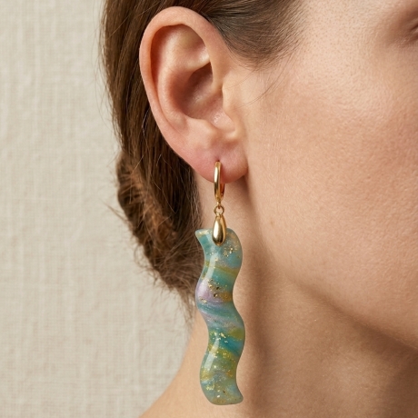 Handgefertigte Wellen-Ohrringe in Apatit-Optik – Polymer Clay