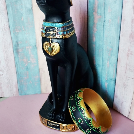 Holzarmreif orientalisch in Gold, Schwarz und Grün, Punktmalerei