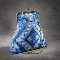 Handgemachte Ikat-Tasche – Blau/Weiß mit Goldring-Griff & Akzente