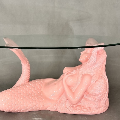 Der Tisch der schönen Meerjungfrau mit Glas.