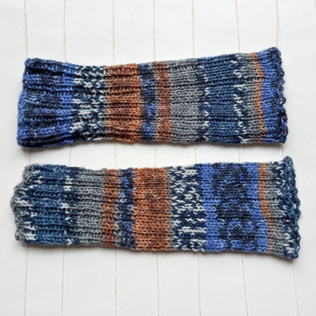 Handstulpen Blau Grau Braun gemustert schmale Form Handarbeit