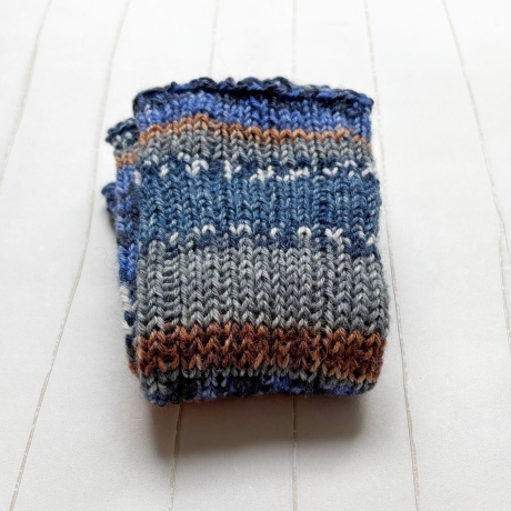 Handstulpen Blau Grau Braun gemustert schmale Form Handarbeit