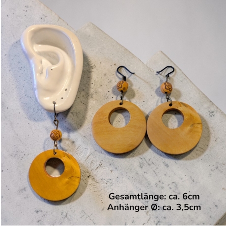 Ohrring mit Holzanhänger