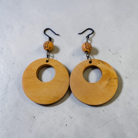 Ohrring mit Holzanhänger