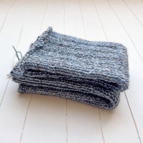 Handstulpen Graublau meliert in Rippen gestrickt Handarbeit
