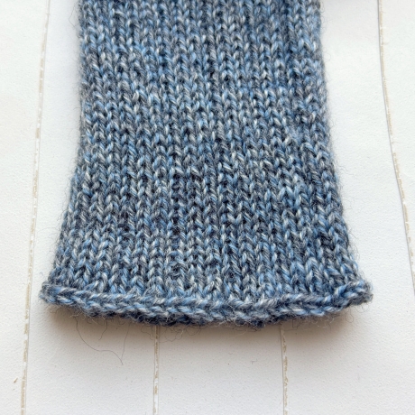Handstulpen Graublau meliert in Rippen gestrickt Handarbeit