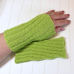 Kurze Handstulpen Apfelgrün Spiralmuster gestrickt Umfang ca 23cm