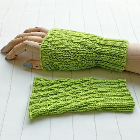 Kurze Handstulpen Apfelgrün Spiralmuster gestrickt Umfang ca 23cm