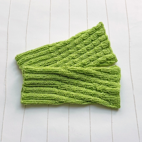 Kurze Handstulpen Apfelgrün Spiralmuster gestrickt Umfang ca 23cm