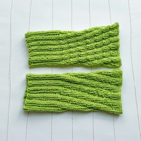 Kurze Handstulpen Apfelgrün Spiralmuster gestrickt Umfang ca 23cm