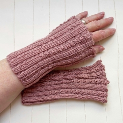 Kurze Handstulpen Altrosa Zopfmuster gestrickt Umfang ca 28 cm