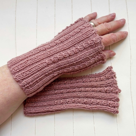 Kurze Handstulpen Altrosa Zopfmuster gestrickt Umfang ca 28 cm