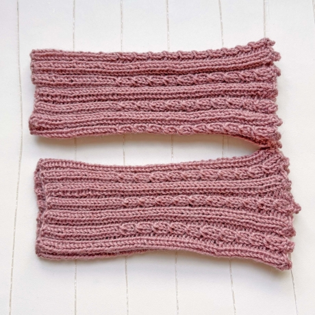 Kurze Handstulpen Altrosa Zopfmuster gestrickt Umfang ca 28 cm
