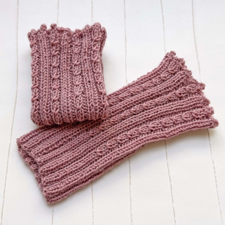 Kurze Handstulpen Altrosa Zopfmuster gestrickt Umfang ca 28 cm