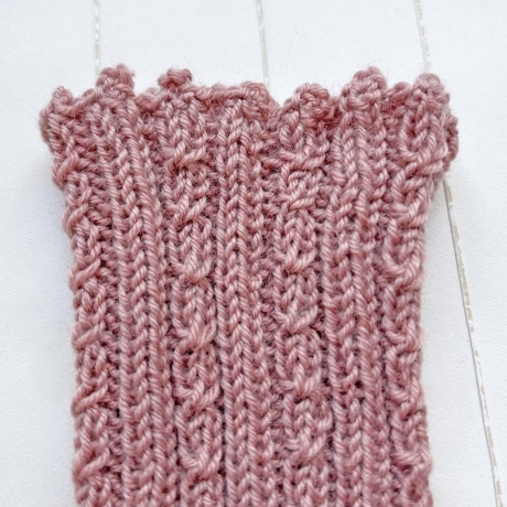 Kurze Handstulpen Altrosa Zopfmuster gestrickt Umfang ca 28 cm