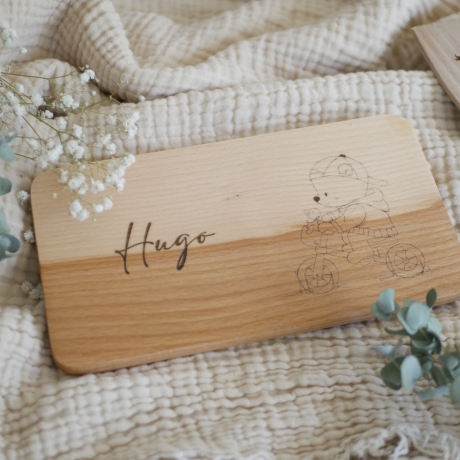 Schneidebrett mit Kindergartenkind Bär und Dreirad Vesperbrett