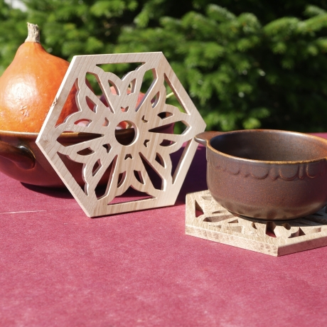 Handgefertigte Holzuntersetzer mit Blumenmuster & Ornament-Design