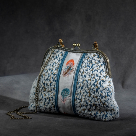 Handgemachte Tasche – Blau/Creme mit Stickerei & Strukturstoff