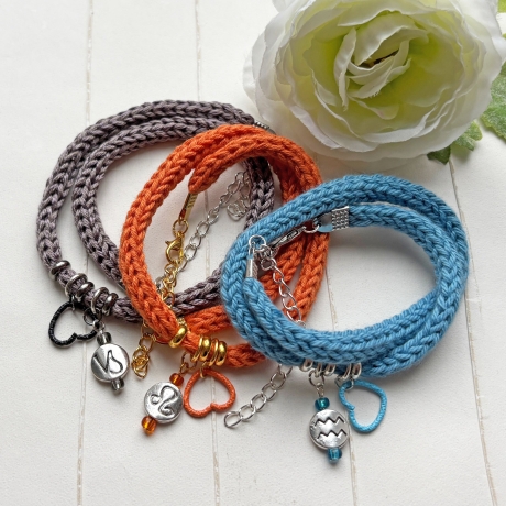 Armband Sternzeichen gestrickt Metallanhänger Länge ca 32 - 40cm