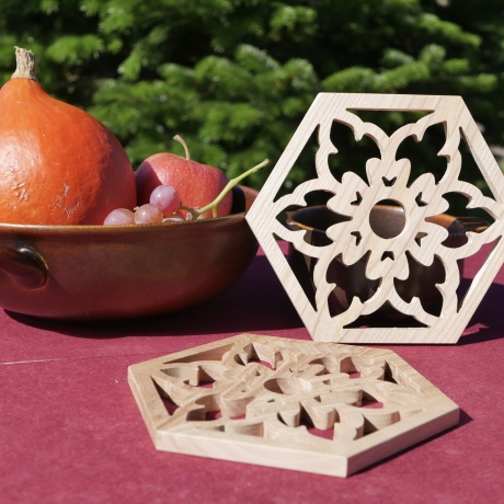 Handgefertigte Holzuntersetzer mit Blumenmuster & Ornament-Design