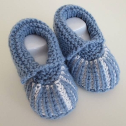 hellblau weiße Babyschuhe 0-3 Monate aus Babygarn gestrickt